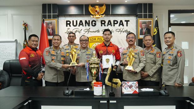 Asisten Kapolri bidang SDM Irjen Dedi Prasetyo menyambut tim Taekwondo Garuda Bhayangkara Presisi Polri yang baru saja kembali dari mengikuti Heroes Taekwondo International Championship di Bangkok, Thailand 11-12 Agustus 2024.