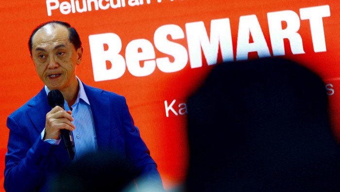Generali Indonesia dan Bank Victoria resmi meluncurkan produk bancassurance BeSMART Lite, sebuah produk inovatif yang memberikan kenyamanan dan rasa tenang dengan manfaat pasti melalui perlindungan jangka panjang dan fleksibilitas sesuai dengan kebutuhan nasabah. Peluncuran ini diresmikan oleh manajemen Generali Indonesia, Edy Tuhirman selaku CEO (kedua dari kanan) yang didampingi oleh Vivin Arbianti Gautama sebagai Chief Marketing & Partnership Distribution (paling kanan) dan manajemen Bank Victoria, Achmad Friscantono selaku Direktur Utama (kedua dari kiri) dan Muhammad Rakhmadhani selaku SEVP of Change Management Office (paling kiri) di Kantor Pusat Generali Indonesia hari ini (15/8).