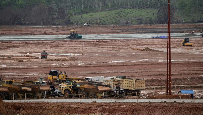 Kendaraan roda empat melintas di area proyek Bandara VVIP, Penajam Paser Utara, Kalimantan Timur, Kamis (15/8/2024). Menteri Pekerjaan Umum dan Perumahan Rakyat (PUPR) Basuki Hadimuljono memastikan Bandara VVIP yang berlokasi di Ibu Kota Negara (IKN) Nusantara belum dapat difungsionalkan pada perayaan HUT ke-79 RI karena progresnya yang belum mencapai target karena terkendala cuaca buruk. ANTARA FOTO/Fauzan/foc.
