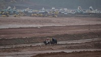 Hal ini karena progresnya yang belum mencapai target karena terkendala cuaca buruk. 