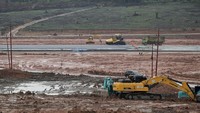 Alat berat beroperasi di area proyek Bandara VVIP, Penajam Paser Utara, Kalimantan Timur, Kamis (15/8/2024). 
