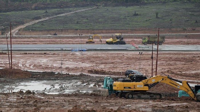 Kendaraan roda empat melintas di area proyek Bandara VVIP, Penajam Paser Utara, Kalimantan Timur, Kamis (15/8/2024). Menteri Pekerjaan Umum dan Perumahan Rakyat (PUPR) Basuki Hadimuljono memastikan Bandara VVIP yang berlokasi di Ibu Kota Negara (IKN) Nusantara belum dapat difungsionalkan pada perayaan HUT ke-79 RI karena progresnya yang belum mencapai target karena terkendala cuaca buruk. ANTARA FOTO/Fauzan/foc.