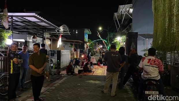 barikan di surabaya jelang hut ri
