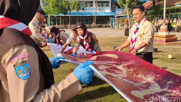 Proses pembuatan kain batik merah putih di SMKN 2 Pengasih, Kulon Progo, Jumat (16/8/2024).