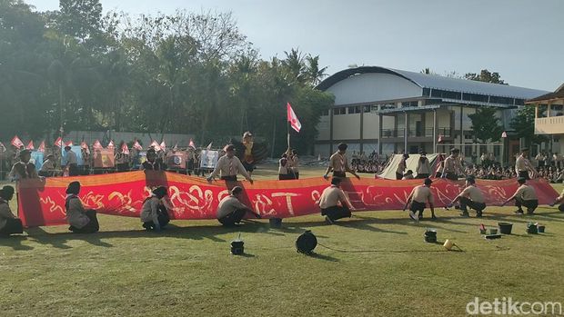 Proses pembuatan kain batik merah putih di SMKN 2 Pengasih, Kulon Progo, Jumat (16/8/2024).