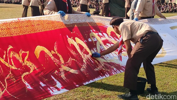 Proses pembuatan kain batik merah putih di SMKN 2 Pengasih, Kulon Progo, Jumat (16/8/2024).