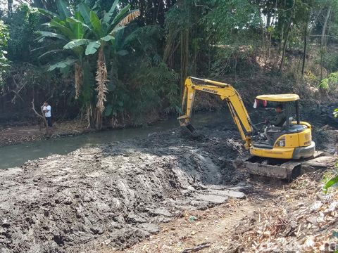 Batu berpahat ornamen berupa tiang ditemukan di dasar sungai Desa Manjungan, Kecamatan Ngawen, Klaten. Dipotret Jumat (16/8/2024).