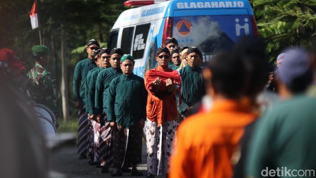 Upacara pengibaran bendera raksasa di Bhkit Klangon, Kalitengah Lor, Glgagaharjo, Cangkringan, Sleman, Rabu (16/8/2024).