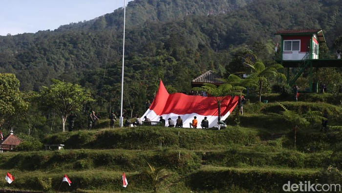 Upacara pengibaran bendera raksasa di Bhkit Klangon, Kalitengah Lor, Glgagaharjo, Cangkringan, Sleman, Rabu (16/8/2024).