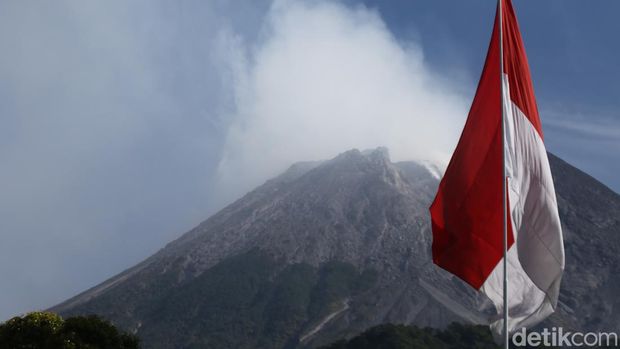 Upacara pengibaran bendera raksasa di Bhkit Klangon, Kalitengah Lor, Glgagaharjo, Cangkringan, Sleman, Rabu (16/8/2024).