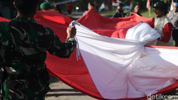 Upacara pengibaran bendera raksasa di Bhkit Klangon, Kalitengah Lor, Glgagaharjo, Cangkringan, Sleman, Rabu (16/8/2024).