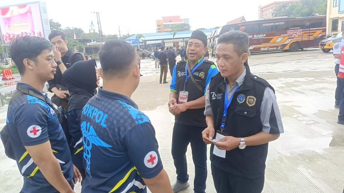 Biddokkes Polda Kaltim cek kesehatan driver dan kernet bus VVIP jelas HUT 17 Agustus di IKN.