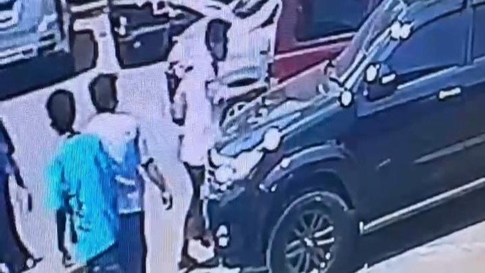 Sejumlah bocah mencoret-coret kap mobil.