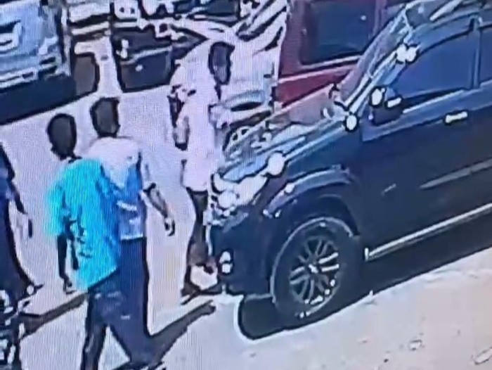 Sejumlah bocah mencoret-coret kap mobil.