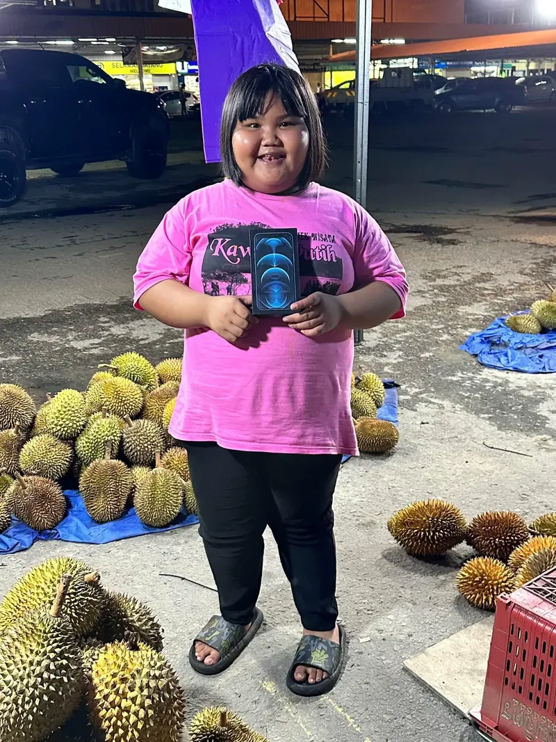 Bantu Ibunya Jualan Durian, Bocah Ini Dapat Ponsel Baru