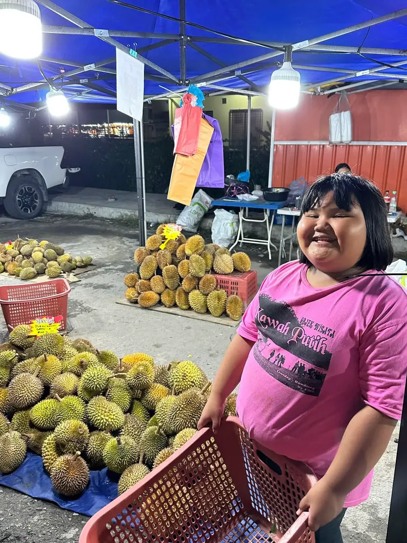 Bantu Ibunya Jualan Durian, Bocah Ini Dapat Ponsel Baru