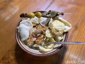 Kenikmatan Bubur Ayam dan Martabak Bungkus Kertas yang Legendaris di Cikini