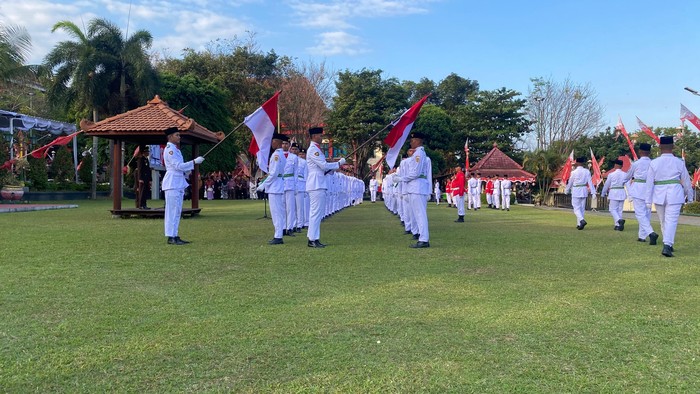 Bupati Klaten Sri Mulyani menyemangati para anggota Paskibra yang dikukuhkan di Pendapa Setda Klaten, Kamis (15/8/2024).