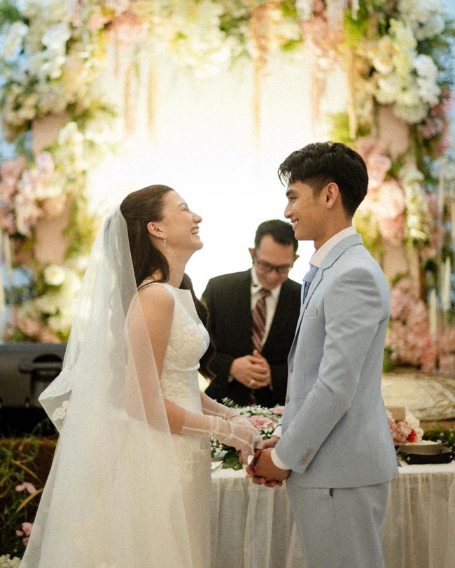 Tak lama setelah mengunggah potret lamarannya, Cassanddra Lee mengumumkan jika dirinya dan Ryuken Lie sudah resmi menikah. Mantan kekasih Randy Martin itu menikah pada 8-8-2024. Pernikahan keduanya digelar tertutup di sebuah gereja. Foto: Instagram@cassandraslee