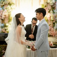 Tak lama setelah mengunggah potret lamarannya, Cassanddra Lee mengumumkan jika dirinya dan Ryuken Lie sudah resmi menikah. Mantan kekasih Randy Martin itu menikah pada 8-8-2024. Pernikahan keduanya digelar tertutup di sebuah gereja. Foto: Instagram@cassandraslee