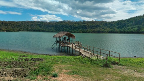 Danau Asmara atau Danau Waibelen di Waibao, Tanjung Bunga, Flores Timur, NTT.