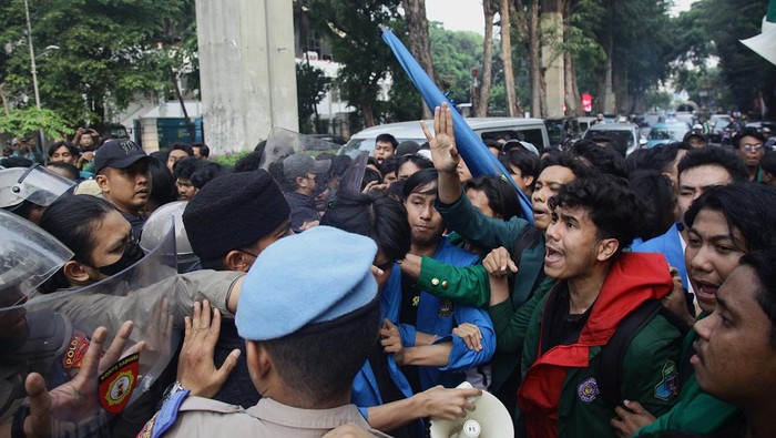 Mahasiswa dari berbagai universitas melakukan demonstrasi di Gedung DPR, Jakarta, Jumat (16/8/2024). Demo itu sempat diwarnai aksi saling dorong mahasiswa dan polisi.
