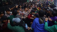 Tampak sejumlah polisi membentuk barikade di depan mahasiswa yang menggelar aksi.  