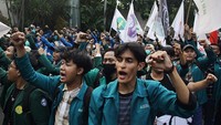 Selain berorasi, para mahasiswa juga mengibarkan sejumlah bendera.  