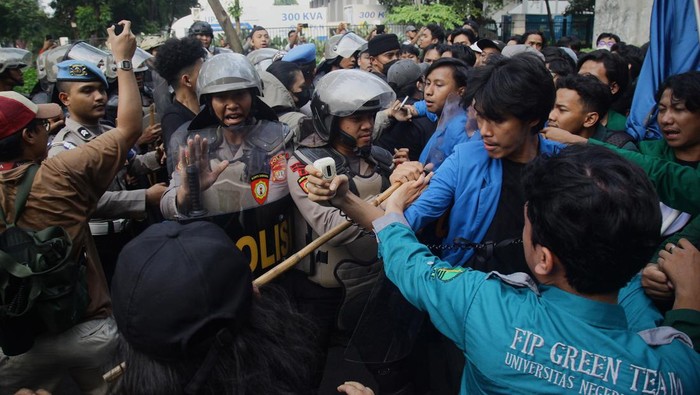 Mahasiswa dari berbagai universitas melakukan demonstrasi di Gedung DPR, Jakarta, Jumat (16/8/2024). Demo itu sempat diwarnai aksi saling dorong mahasiswa dan polisi.