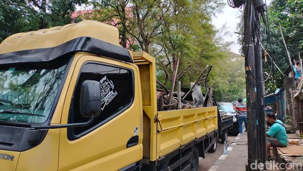 Deretan gerobak pemulung yang berisi material dari rumah Manggarai.