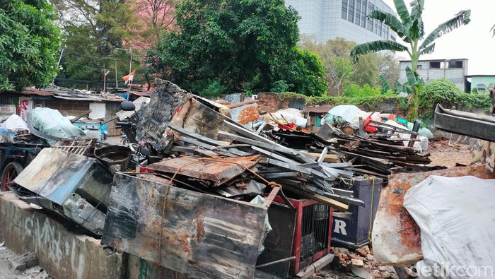 Deretan gerobak pemulung yang berisi material dari rumah Manggarai.
