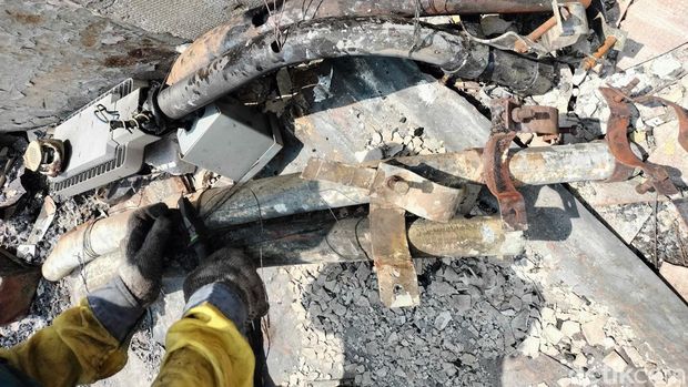 Deretan lampu jalan yang dilepas dari area bekas kebakaran di Manggarai