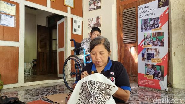 Suasana produksi batik tulis oleh penyandang disabilitas yang tergabung dalam komunitas Difabel Zone Indonesia, Jumat (16/8/2024).
