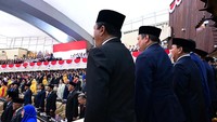 Mereka terlihat berdiri saat menyanyikan lagu Indonesia Raya.  