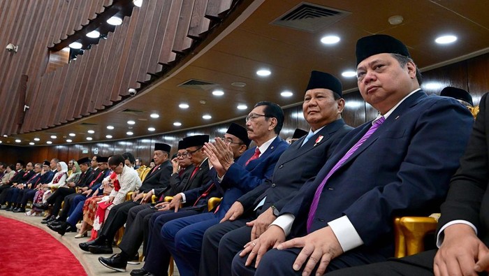 Ekspresi Para Menteri dalam Sidang Tahunan MPR Para Menteri turut hadir dalam Sidang Tahunan MPR. Mereka duduk berderet dalam satu barisan.