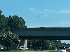 Cincin Hitam Aneh Terlihat Terbang di Atas Langit