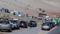 Mereka berkemah di dekat pelabuhan Coloso milik perusahaan tembaga tersebut, di Antofagasta, Chili.  