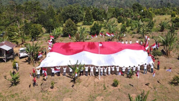 Persatuan Bangsa Indonesia Terwujud Melalui Pengibaran Bendera Merah Putih di Gunung Poso oleh Polisi dan Mantan Narapidana Terorisme