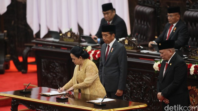 Kain batik tulis yang dipilih sebagai bawahan pun sarat filosofi. Terdapat motif sulur dan buketan yang melambangkan keindahan dan proses yang bertumbuh. (Foto: Agung Pambudhy/detikcom)