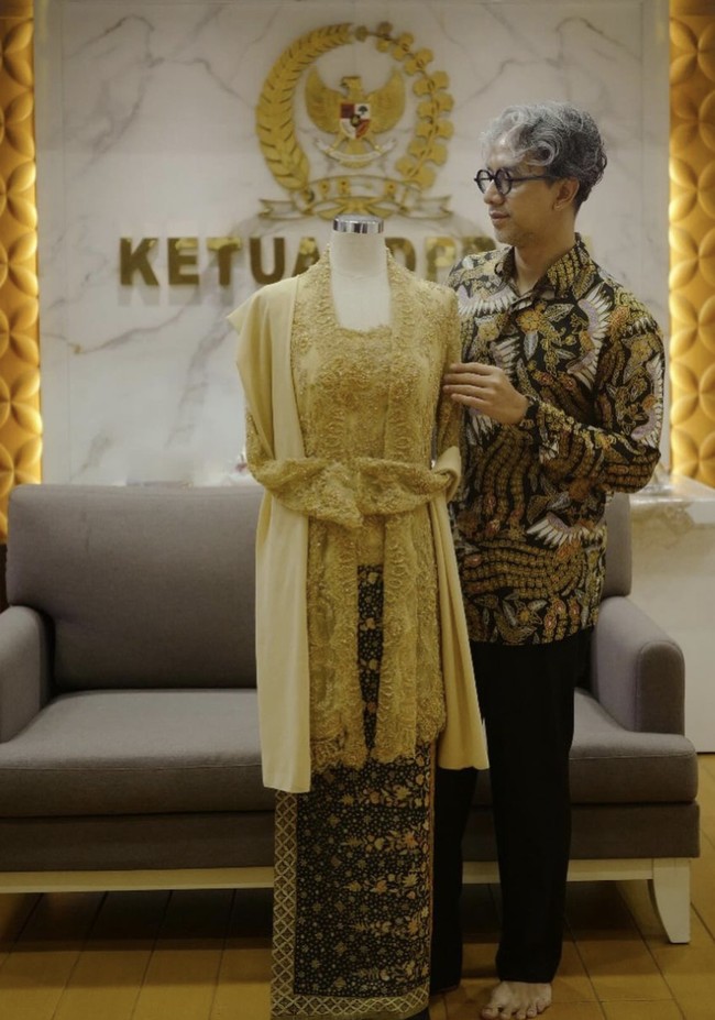 Ada alasan tersendiri kenapa warna emas menjadi pilihan. “Kami mempersembahkan Kebaya model Kutubaru berwarna emas yang terinspirasi dari sebuah optimisme yang saya rasa patut dimiliki dalam melihat potensi indah yang dimiliki dalam diri. Bahwa setiap kita adalah emas,” tulis Didiet di Instagram. (Foto: Instagram/@didietmaulana)