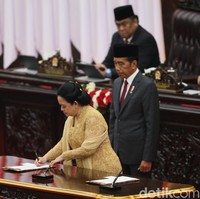 Kain batik tulis yang dipilih sebagai bawahan pun sarat filosofi. Terdapat motif sulur dan buketan yang melambangkan keindahan dan proses yang bertumbuh. (Foto: Agung Pambudhy/detikcom)