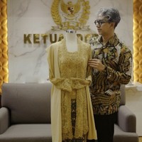 Ada alasan tersendiri kenapa warna emas menjadi pilihan. “Kami mempersembahkan Kebaya model Kutubaru berwarna emas yang terinspirasi dari sebuah optimisme yang saya rasa patut dimiliki dalam melihat potensi indah yang dimiliki dalam diri. Bahwa setiap kita adalah emas,” tulis Didiet di Instagram. (Foto: Instagram/@didietmaulana)