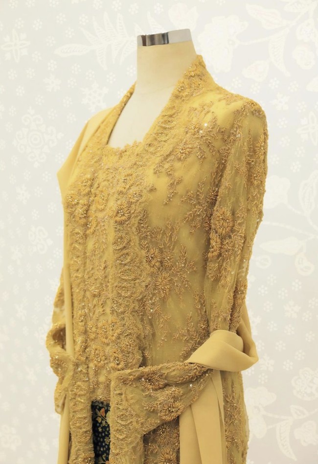 Sebagaimana sebuah kebaya klasik, sebuah selendang turut melengkapi gaya Puan. Adapun sutera sebagai material utama, kata Didiet, merepresentasikan kelembutan, ketenangan, dan kedamaian. (Foto: Instagram/@didietmaulana)