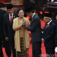 Puan Maharani tampil ayu di Sidang Tahunan MPR 2024 yang digelar di Gedung MPR/DPR RI, Senayan, Jakarta, pada Jumat (16/8/2024). Kebaya kutubaru emas dengan detail payet memukau rancangan Didiet Maulana menemani penampilan Ketua DPR RI itu. (Foto: Agung Pambudhy/detikcom)