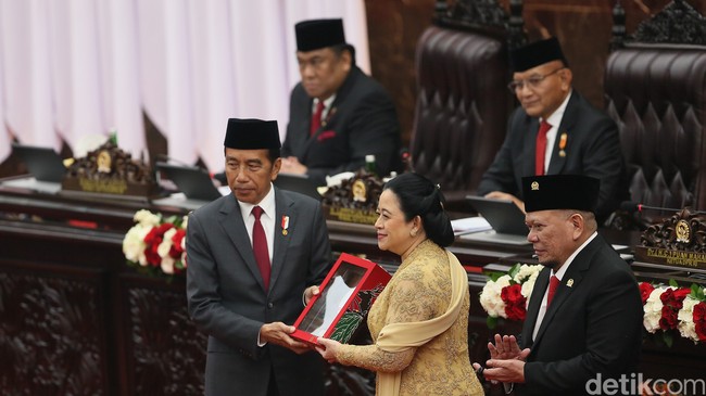 Puan kemudian menyempurnakan gayanya dengan sepasang sandal heels  emas berbentuk pita, serta riasan yang dilengkapi sanggul. (Foto: Agung Pambudhy/detikcom)