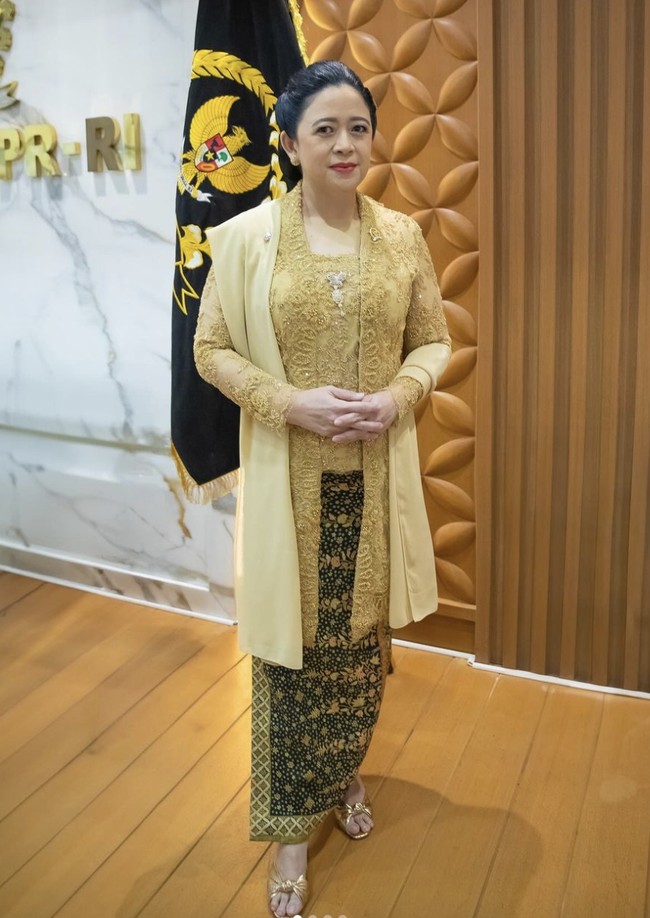 Aksesori lain yang juga mengambil peranan penting adalah bros berbentuk kupu-kupu yang disematkan pada panel tengah kebaya brokat tersebut. Didiet memaparkan, “Motif kupu-kupu banyak ditampilkan dalam berbagai motif wastra di Indonesia. Melambangkan metamorfosa, bahwa semua adalah proses yang harus dibangun satu per satu.” (Foto: Instagram/@didietmaulana)