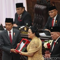 Puan kemudian menyempurnakan gayanya dengan sepasang sandal heels  emas berbentuk pita, serta riasan yang dilengkapi sanggul. (Foto: Agung Pambudhy/detikcom)