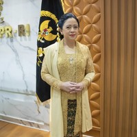 Aksesori lain yang juga mengambil peranan penting adalah bros berbentuk kupu-kupu yang disematkan pada panel tengah kebaya brokat tersebut. Didiet memaparkan, “Motif kupu-kupu banyak ditampilkan dalam berbagai motif wastra di Indonesia. Melambangkan metamorfosa, bahwa semua adalah proses yang harus dibangun satu per satu.” (Foto: Instagram/@didietmaulana)