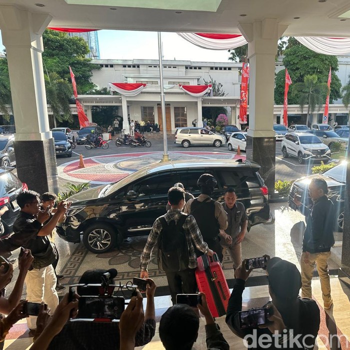 Geledah Kantor Biro Kesra Jatim, KPK Bawa Satu Koper Besar Berwarna Merah