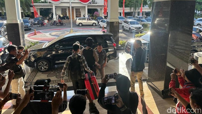 Geledah Kantor Biro Kesra Jatim, KPK Bawa Satu Koper Besar Berwarna Merah